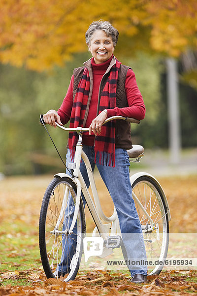 stehend  Frau  Herbst  Fahrrad  Rad