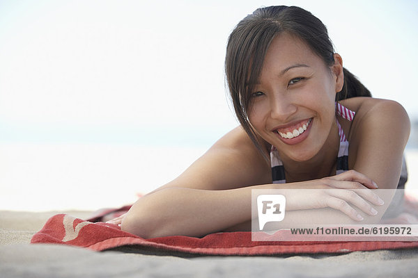liegend  liegen  liegt  liegendes  liegender  liegende  daliegen  Frau  lächeln  Strand  Decke