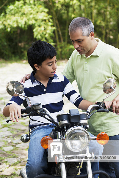 zeigen  Menschlicher Vater  Sohn  Motorrad