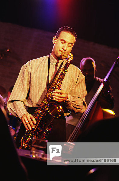 Mann  Nachtklub  spielen  Saxophon