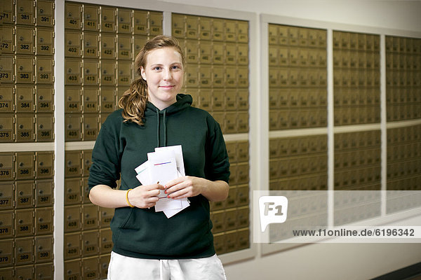 Buchstabe  Europäer  Frau  lächeln  halten  Postraum