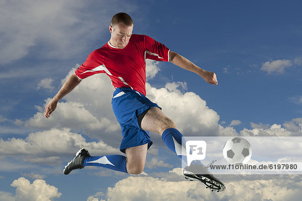Fußballspieler Europäer In der Luft schwebend treten springen Ball Spielzeug