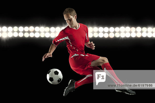 Fußballspieler In der Luft schwebend Nacht treten springen Ball Spielzeug