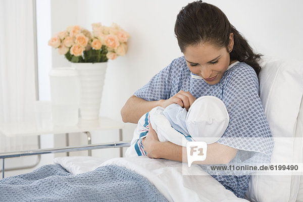 Neugeborenes  neugeboren  Neugeborene  Krankenhaus  Hispanier  halten  Bett  Mutter - Mensch  Baby