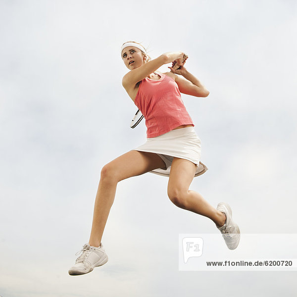 Europäer  Frau  In der Luft schwebend  springen  spielen  Tennis