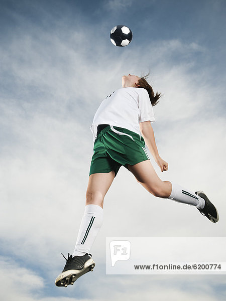 Jugendlicher Europäer In der Luft schwebend Kopfball Fußball Ball Spielzeug