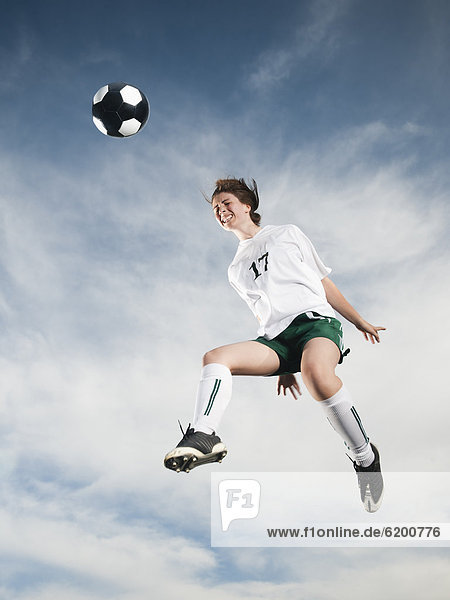 Jugendlicher Europäer In der Luft schwebend Kopfball Fußball Ball Spielzeug