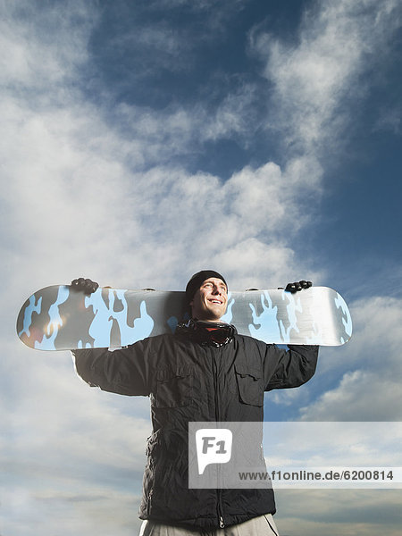 Europäer  Mann  Snowboard  halten