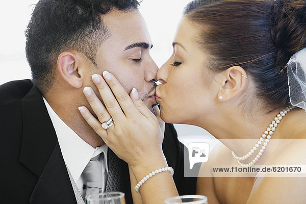 Braut  Bräutigam  küssen  multikulturell