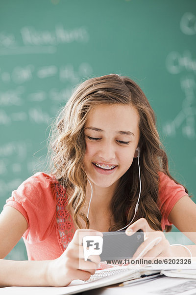 Jugendlicher  Europäer  zuhören  Spiel  Klassenzimmer  MP3-Player  MP3 Spieler  MP3 Player  MP3-Spieler