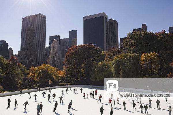 Städtisches Motiv  Städtische Motive  Straßenszene  Straßenszene  Mensch  Menschen  Menschenmenge  Eis  Eisbahn