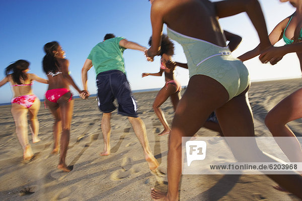 Freundschaft  Strand  rennen  multikulturell