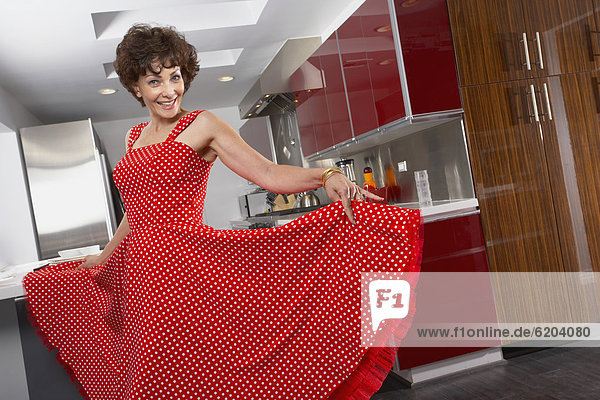 Frau Pose Küche mischen Glamour Mixed