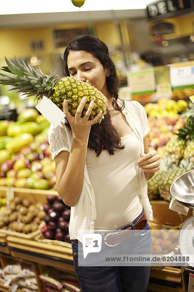stinken  Frau  Lebensmittelladen  Hispanier  Laden  Ananas  riechen