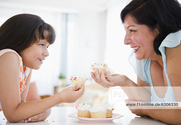 Hispanier  Tochter  essen  essend  isst  cupcake  Mutter - Mensch