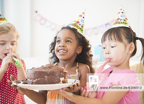Zusammenhalt  halten  Geburtstag  Kuchen  Mädchen