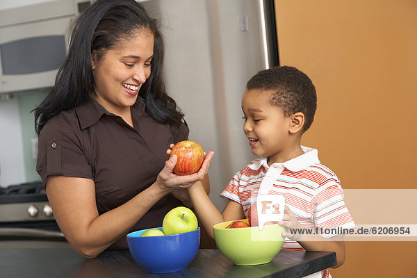 geben  Sohn  Apfel  Dominikanische Republik  Mutter - Mensch