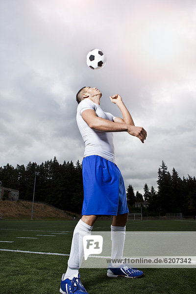 Hispanier Athlet Kopfball Fußball Ball Spielzeug