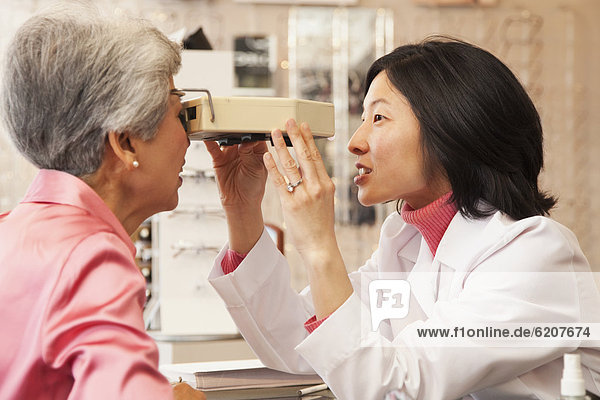 Frau  geben  Examen  südkoreanisch  Optiker