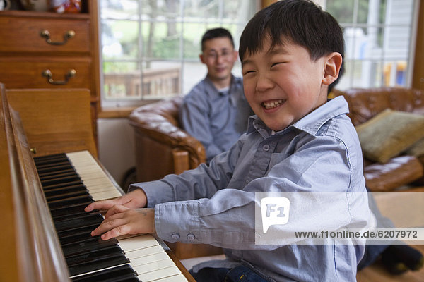 Junge - Person  Klavier  südkoreanisch  spielen