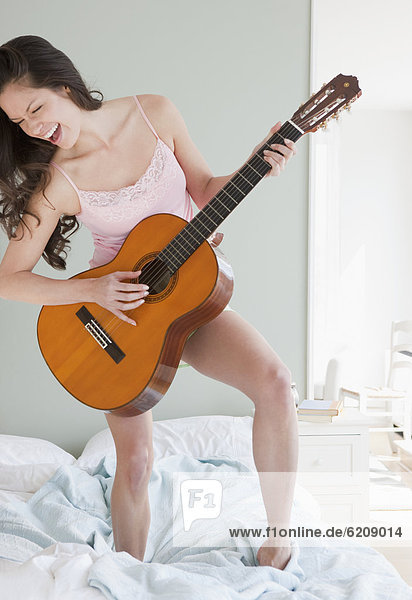 Frau  Bett  mischen  Gitarre  Mixed  spielen