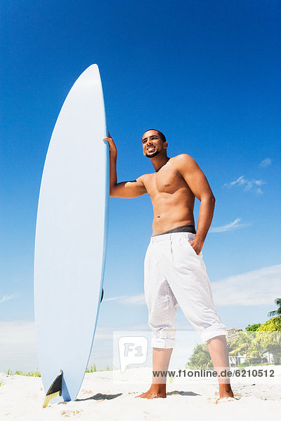 Mann  Strand  halten  Surfboard