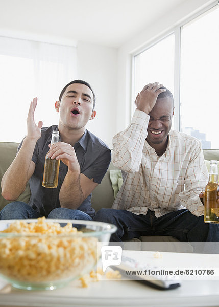 Mann  sehen  Fernsehen  trinken  Bier  Sport