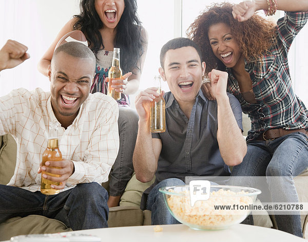 Freundschaft sehen Fernsehen trinken Bier Football