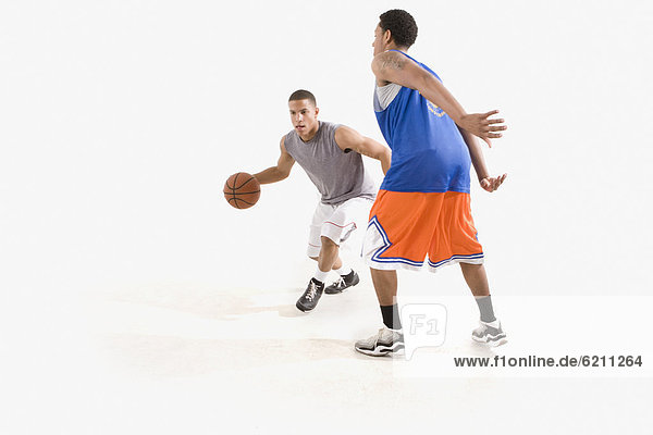 Männer Basketball spielen
