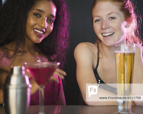 Freundschaft  lächeln  Cocktail  trinken