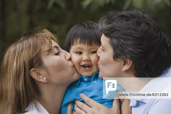 Junge - Person  küssen  Menschliche Eltern  Hispanier  Baby