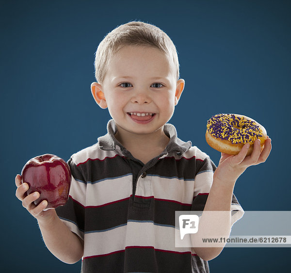 Europäer  Junge - Person  halten  Apfel  Donut