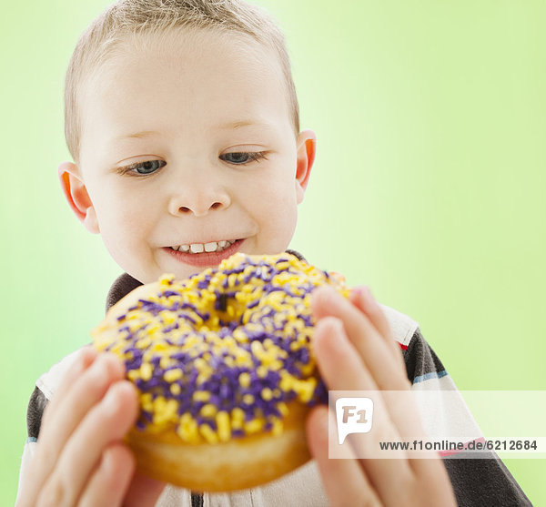 Europäer  Junge - Person  Donut  essen  essend  isst