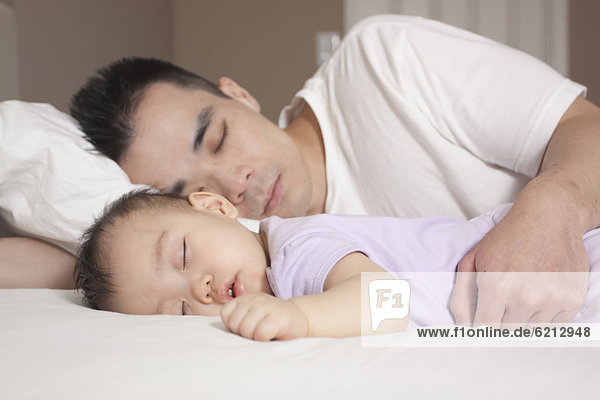 Menschlicher Vater  schlafen  chinesisch  Baby