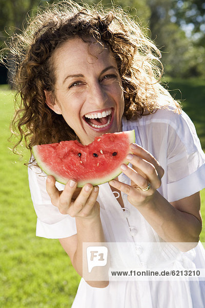 Frau  lächeln  Wassermelone  essen  essend  isst