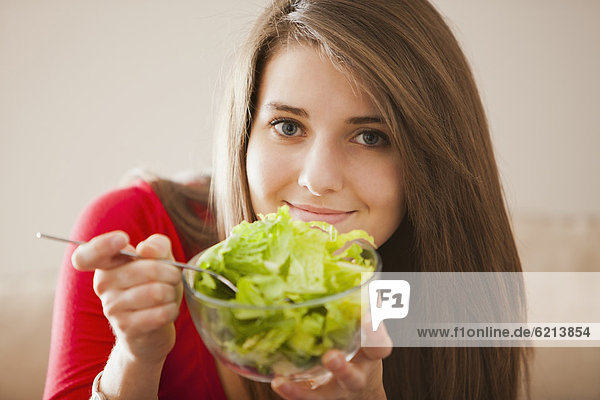 Europäer  Frau  Salat  essen  essend  isst