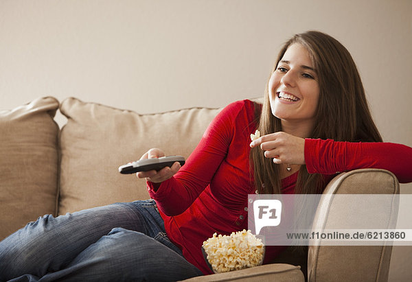 Europäer  Frau  sehen  Fernsehen  essen  essend  isst  Popcorn