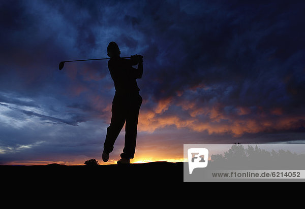 schaukeln  schaukelnd  schaukelt  schwingen  schwingt schwingend  Europäer  Sonnenuntergang  Golfspieler  Golfsport  Golf  Verein