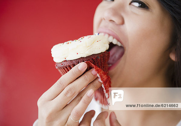 Frau  Pazifischer Ozean  Pazifik  Stiller Ozean  Großer Ozean  essen  essend  isst  cupcake