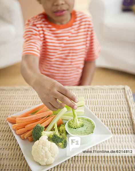 Junge - Person  Gemüse  schwarz  essen  essend  isst  Dip