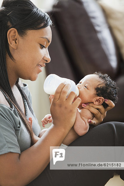 Neugeborenes  neugeboren  Neugeborene  mischen  Mutter - Mensch  Baby  Flasche  füttern  Mixed