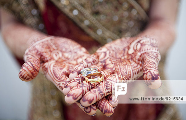 Henna  Mendhi  Europäer  Frau  Hochzeit  halten  Indianer  Tätowierung