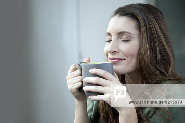 Europäer  Frau  trinken  Kaffee