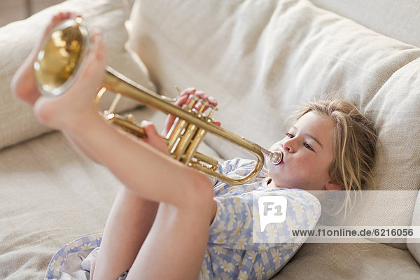 Europäer  Couch  Mädchen  spielen  Trompete