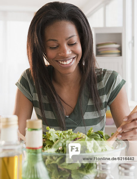 Frau  werfen  Salat  mischen  Mixed