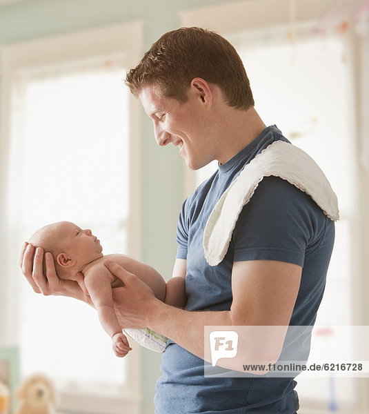 Europäer Menschlicher Vater halten Mädchen Baby