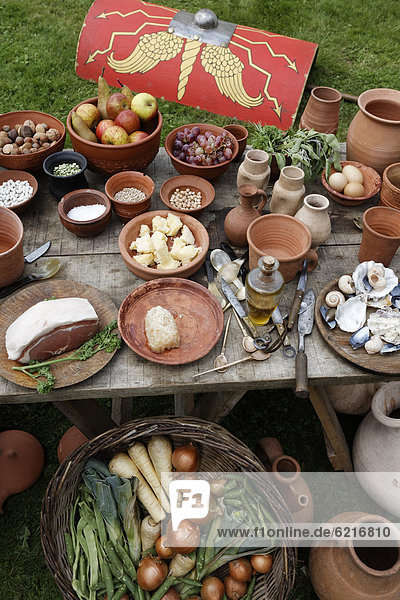 Nahrung von römischen Soldaten  auf einem Tisch ausgebreitet  Römerfest  Archäologischer Park Xanten  Niederrhein  Nordrhein-Westfalen  Deutschland  Europa