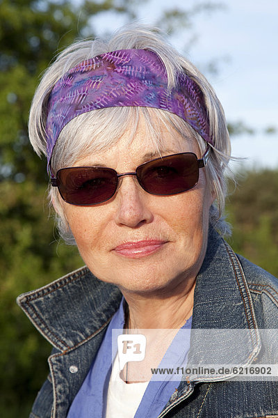 Portrait Frau grauhaarig reifer Erwachsene reife Erwachsene Sonnenbrille