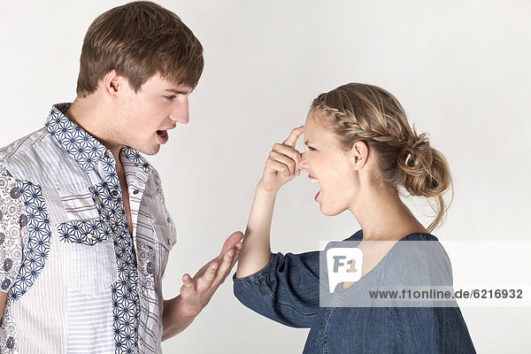 Junges Paar streitet