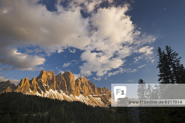 Sonnenuntergang am Bergmassiv der Geisler Spitzen Vilnösser Tal Dolomiten Italien Europa